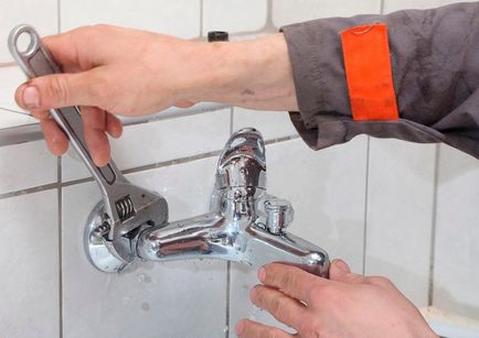 Instalați robinet pe chiuveta de montare robinet la chiuveta, conectat la rețeaua de alimentare cu apă, alimentare flexibilă