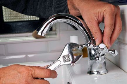 Instalați robinet pe chiuveta de montare robinet la chiuveta, conectat la rețeaua de alimentare cu apă, alimentare flexibilă