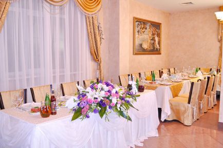 O încântătoare care servește masa de nunta - secrete simple, cunoscute companii de catering