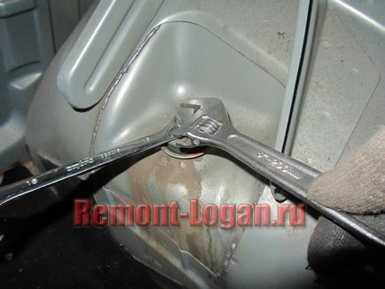 Înlocuirea amortizorul absorbanți (lonjeroane), repararea Reno Logan