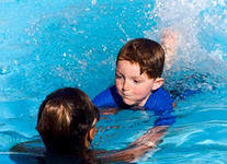 Pe masura ce copiii învață să înoate