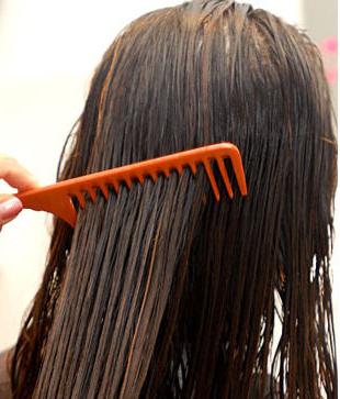 Cum pieptăna părul lung