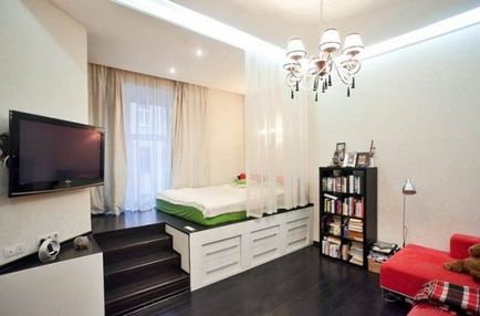 Podium în apartament cu mâinile sale