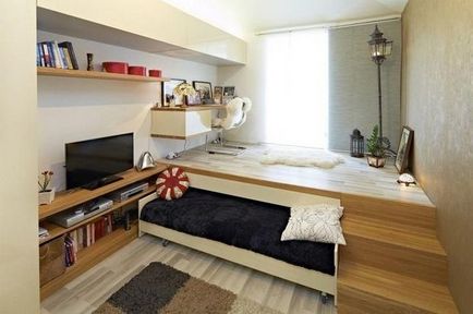 Podium în apartament cu mâinile sale