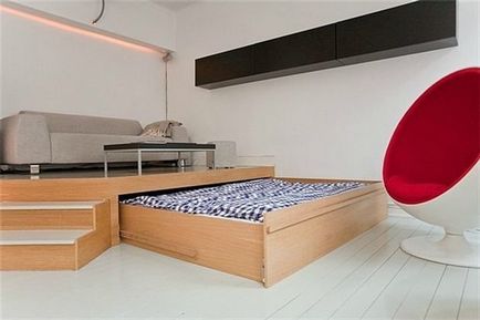 Podium în apartament cu mâinile sale