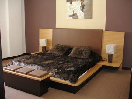 Podium în apartament cu mâinile sale