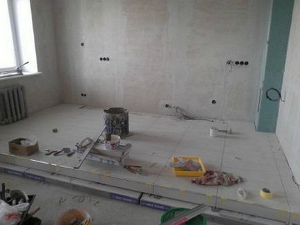 Podium în apartament cu mâinile sale Podium în apartament cu mâinile sale