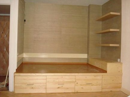 Podium în apartament cu mâinile sale Podium în apartament cu mâinile sale