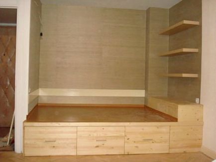 Podium în apartament cu mâinile sale