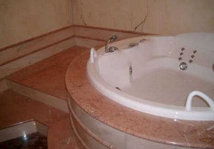 Podium în apartament cu mâinile sale Podium în apartament cu mâinile sale