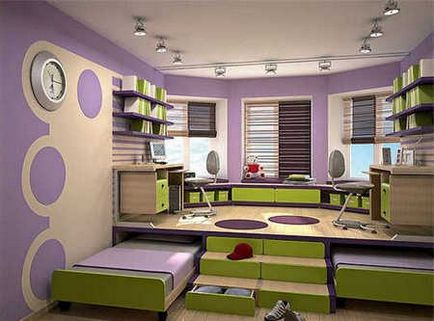Podium în apartament cu mâinile sale Podium în apartament cu mâinile sale