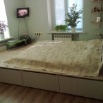 Podium în apartament cu mâinile sale Podium în apartament cu mâinile sale