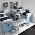 Podium în apartament cu mâinile sale Podium în apartament cu mâinile sale