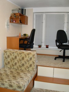 Podium în apartament cu mâinile sale Podium în apartament cu mâinile sale