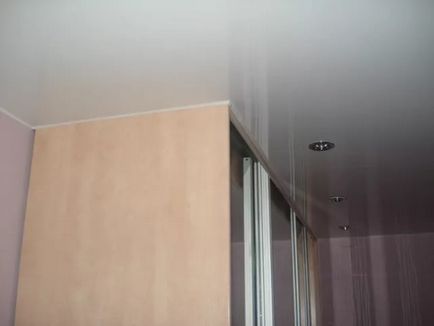 Dulap și un built-in plafon suspendat modul în care să combine că la început a face o fotografie la început și