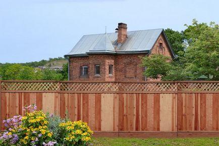 Ce și cum cel mai bine să picteze gard de lemn de la cabana