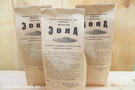 Procesul de cartofi înainte de plantare, casă frumoasă și grădină (în față) Procesul de cartofi înainte de plantare, casă frumoasă și grădină