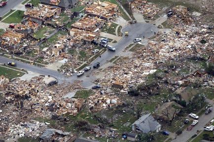 Ceea ce este diferit de la o tornada tornada este mai puternic - o tornada sau tornade