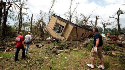 Ceea ce este diferit de la o tornada tornada este mai puternic - o tornada sau tornade