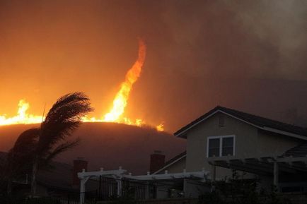 Ceea ce este diferit de la o tornada tornada este mai puternic - o tornada sau tornade