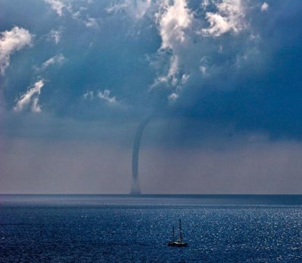 Ceea ce este diferit de la o tornada tornada este mai puternic - o tornada sau tornade