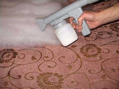 Curățarea de covor de murdărie în căile de atac acasă populare, fără a scoate de pe podea
