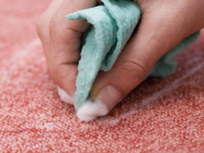 Curățarea de covor de murdărie în căile de atac acasă populare, fără a scoate de pe podea