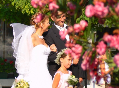 Copii de la o nunta de flori fată și băieți purtători ai inelelor