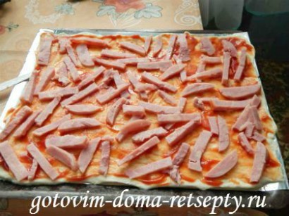 pizza de casa cu rosii si sunca - reteta cu o fotografie