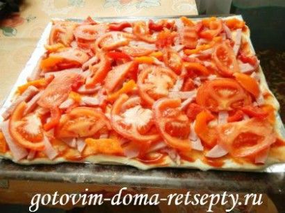 pizza de casa cu rosii si sunca - reteta cu o fotografie