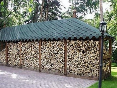 Woodshed în țară cu mâinile lor fotografii, desene, vizualizări