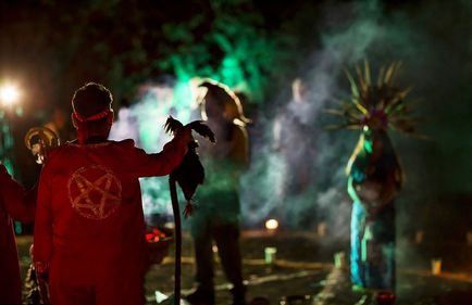 Reportaj foto terifiant negru de masă satanistov (șaman Enrique Verdon) Reportaj foto de masă negru satanică terifiant