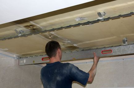 Instrucțiuni de instalare rack de plafon cu mâinile