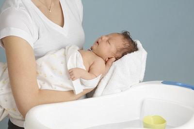 Cât de des să se scalde un nou-născut (dacă aveți nevoie să facă baie în fiecare zi)