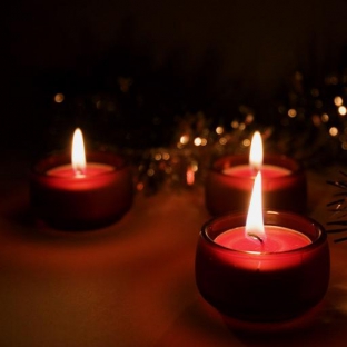 Cum se utilizează cele trei lumânări roșii în ceremoniile bisericii