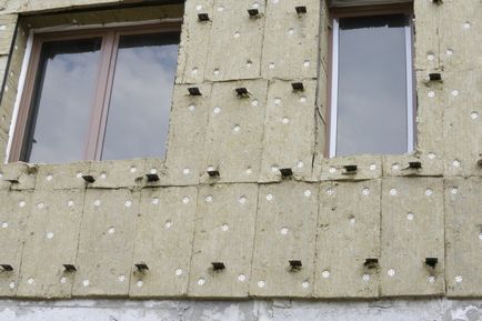 Cum de a stabili sistemul de încălzire pe peretele din lemn și cărămizi în interiorul
