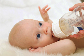 Cum de a trata copilul gât care alăptează până la 1 an și ameliorarea durerii nou-născut
