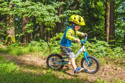 Cum să învețe copilul la o plimbare cu bicicleta maestru bicicleta cu două roți și cu trei roți