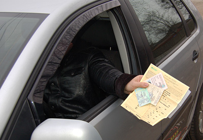 Cum de a comunica în mod corespunzător cu poliția rutieră - pe avtozakon avtoportale (documente mâinile inspector) Cum de a comunica în mod corespunzător cu poliția rutieră - pe avtozakon avtoportale