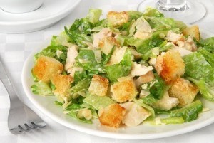 Cum de a găti o salata clasic Caesar cu pui în franceză și familiară