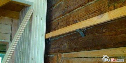 Cum se atașează o grindă de lemn pe perete