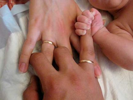 Pe măsură ce nașterea unui copil afectează relațiile familiale