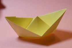 Cum se plia o barcă făcută din hârtie