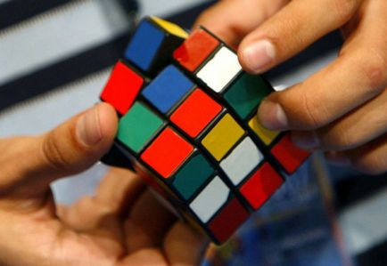 Cum de a asambla un cub Rubik sub forma unei piramide