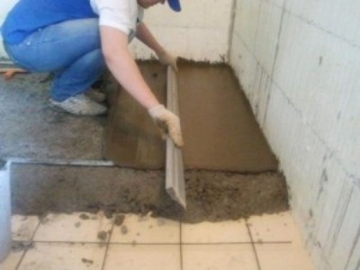 Cum se toarnă o podea de beton cu mâinile