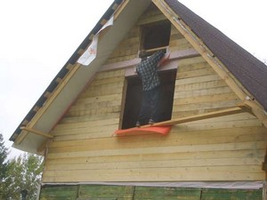 Cum să coase frontonul unui consultanță de specialitate casa din lemn