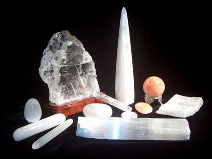 Caracteristicile de piatră selenit și utilizează proprietățile magice și medicinale, întreținerea și minerale
