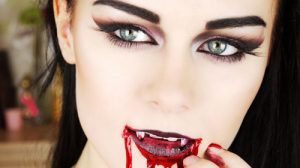 Vampire machiaj pentru Halloween ca un vampir de a face cu mâinile sale pe o fotografie și video