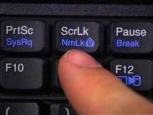 Nu folosiți numerele de pe tastatură de pe dreapta