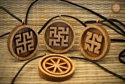 Secții - amulete din lemn